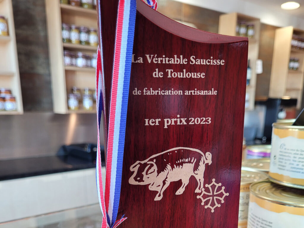 Le trophée reçu par la Maison Scandola pour la meilleure saucisse de Toulouse 2023