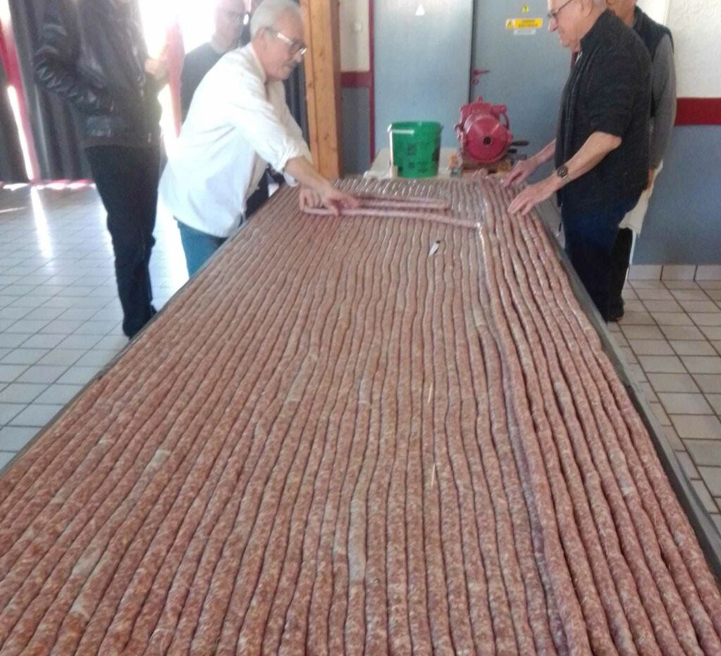 La fabrication des 155 mètres de saucisse vendus au profit du Téléthon à Saint-Christophe-du-Ligneron en Vendée