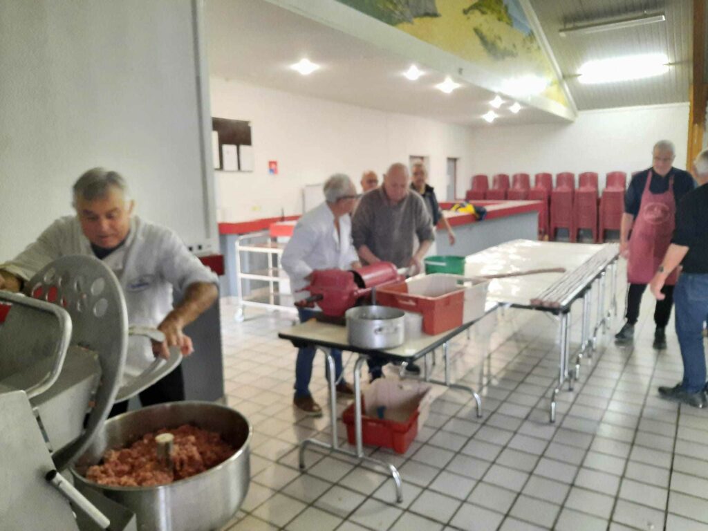 Dans la cuisine municipale de Saint-Christophe-du-Ligneron en Vendée où ont-été préparées les 155 mètres de saucisse pour le Téléthon