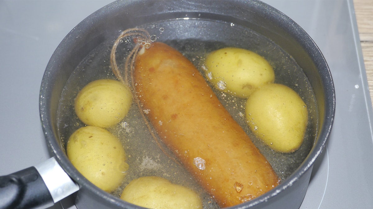 Cuisson à l'eau d'une saucisse de Morteau avec des pommes de terre