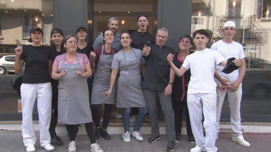 L'équipe de la boulangerie Potes et pâtons d'Aix-les-Bains qui propose un Hot-Diot, le hot-dog savoyard