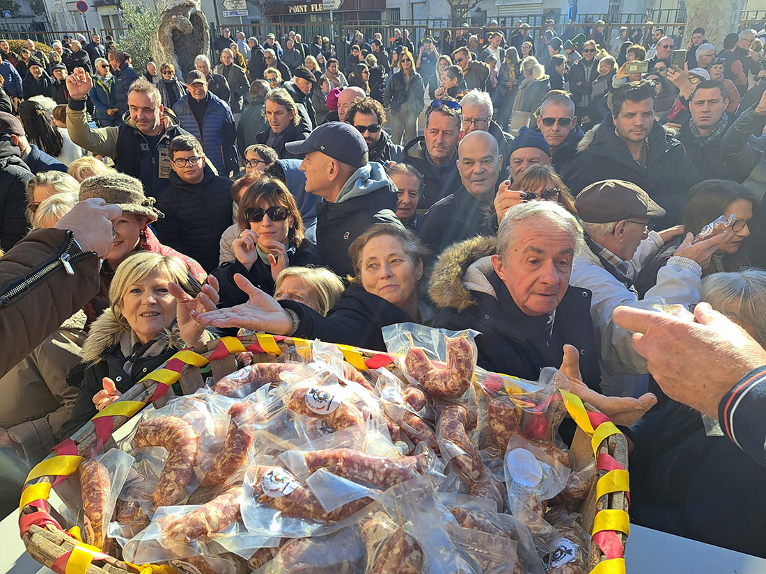 La distribution des saucisses bénies à Eyragues lors de la Saint Bon(n)et (C) Facebook Comité des Fêtes