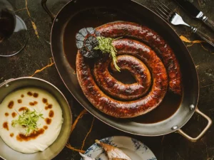 Le plat de saucisse purée préparé par le Chef Norbert Tarayre et servi au 19.20 à l'Hôtel Prince de Galles à Paris (C) Joann Pai