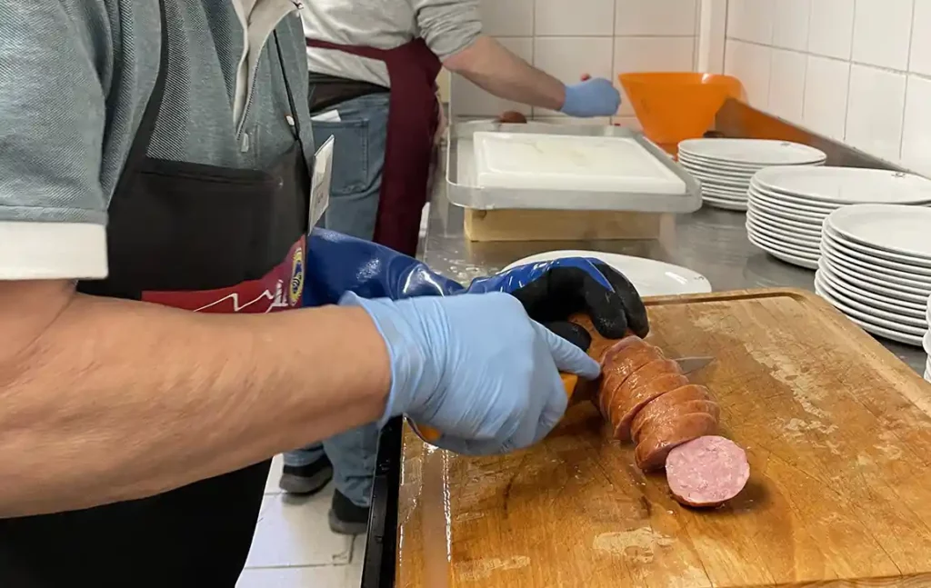 Préparation des saucisses de Morteau avant la dégustation du jury (C) A2M