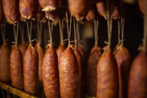 Saucisses de Morteau dans un tuyé (C) Julien KAUFMANN BAOBABConseil