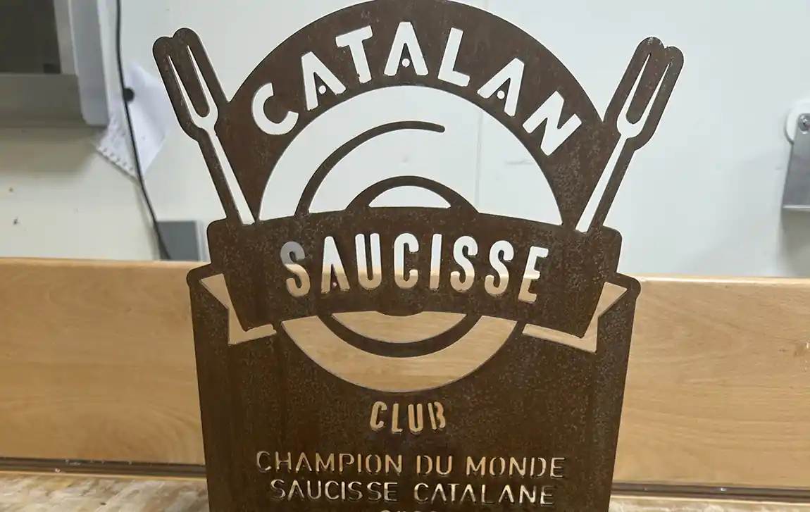 Le trophée de Champion du monde de saucisse catalane (C) Océane Pelissier