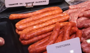 La Txistorra sur l'étal d'un boucher charcutier au Pays basque (C) FF