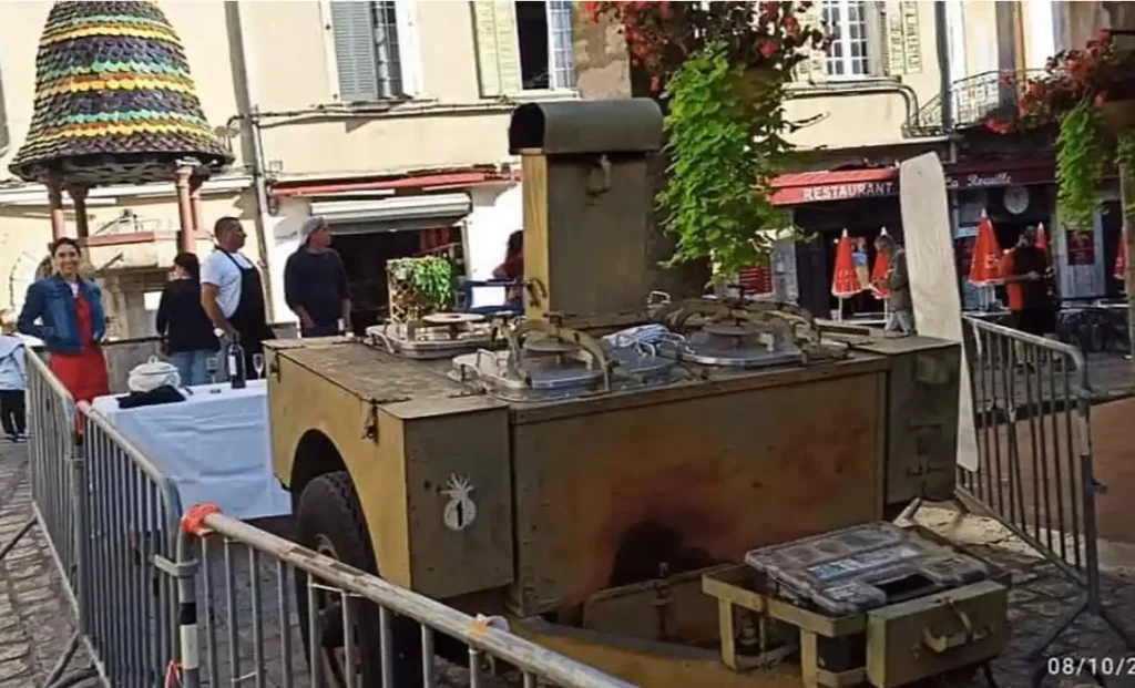 La cuisine mobile qui sert à préparer les portions de saucisse lentille