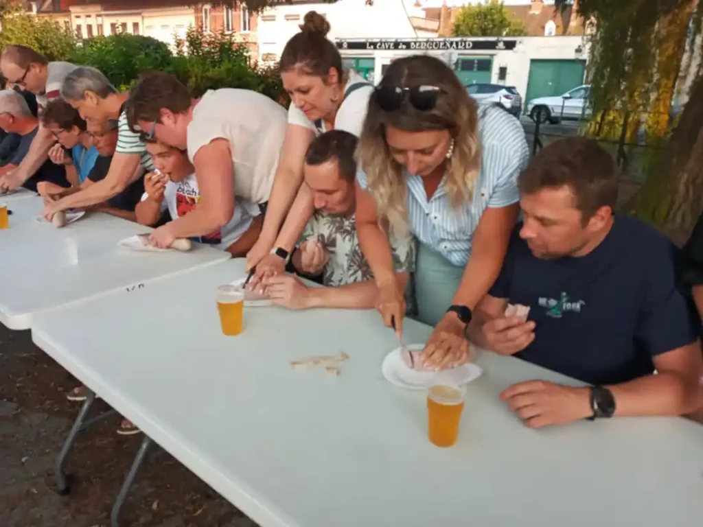 Les participants au concours du plus gros mangeur de saucisse de Bergues (C) Paul Lammin