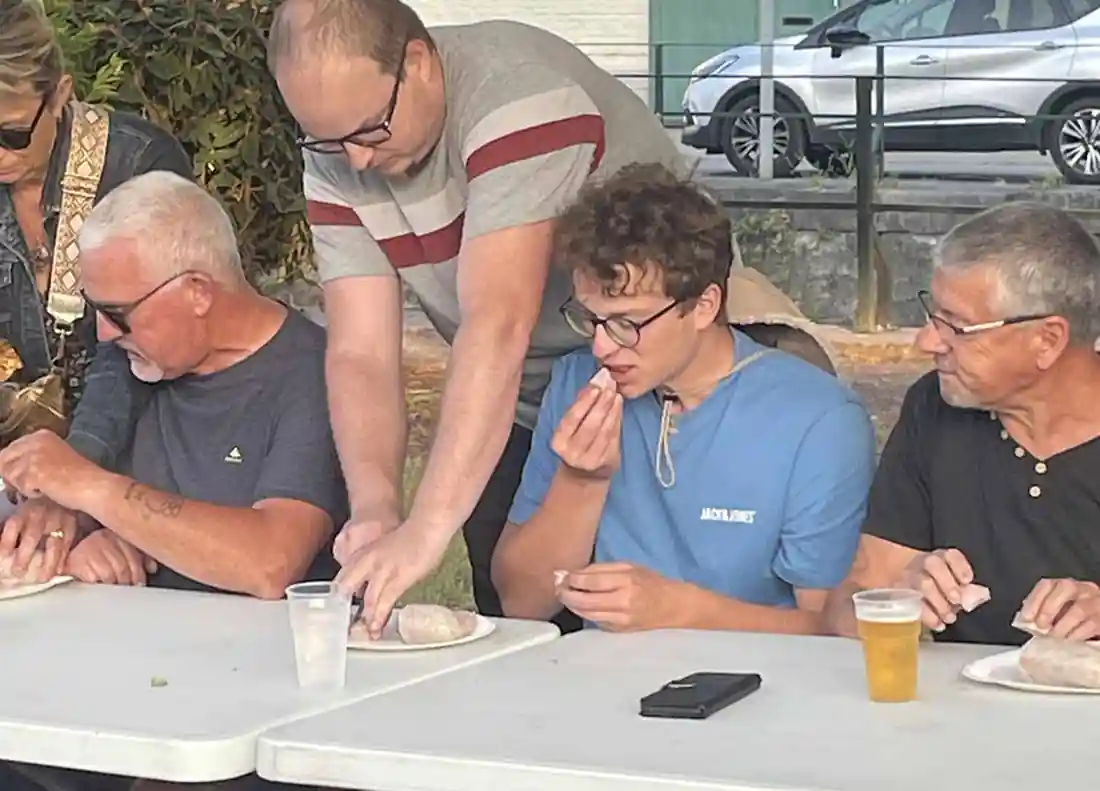 Corentin Bonte en pleine compétition du plus gros mangeur de saucisse de Bergues