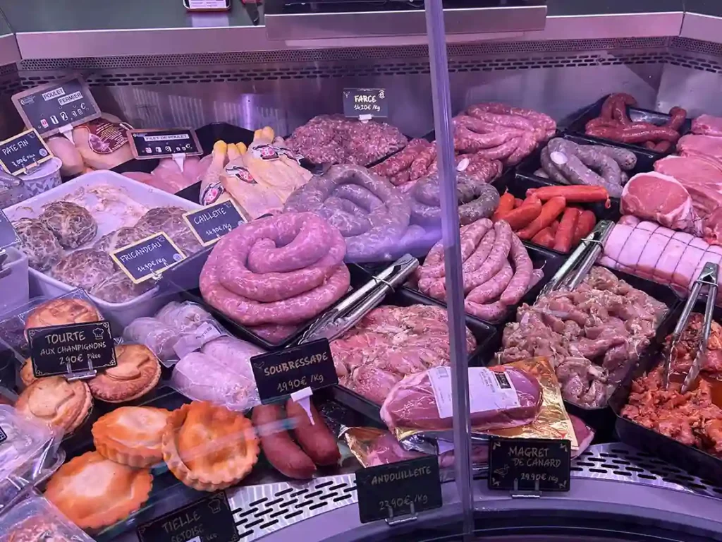 L'étal de la boucherie Bompard avec la saucisse d'Anduze en très bonne place