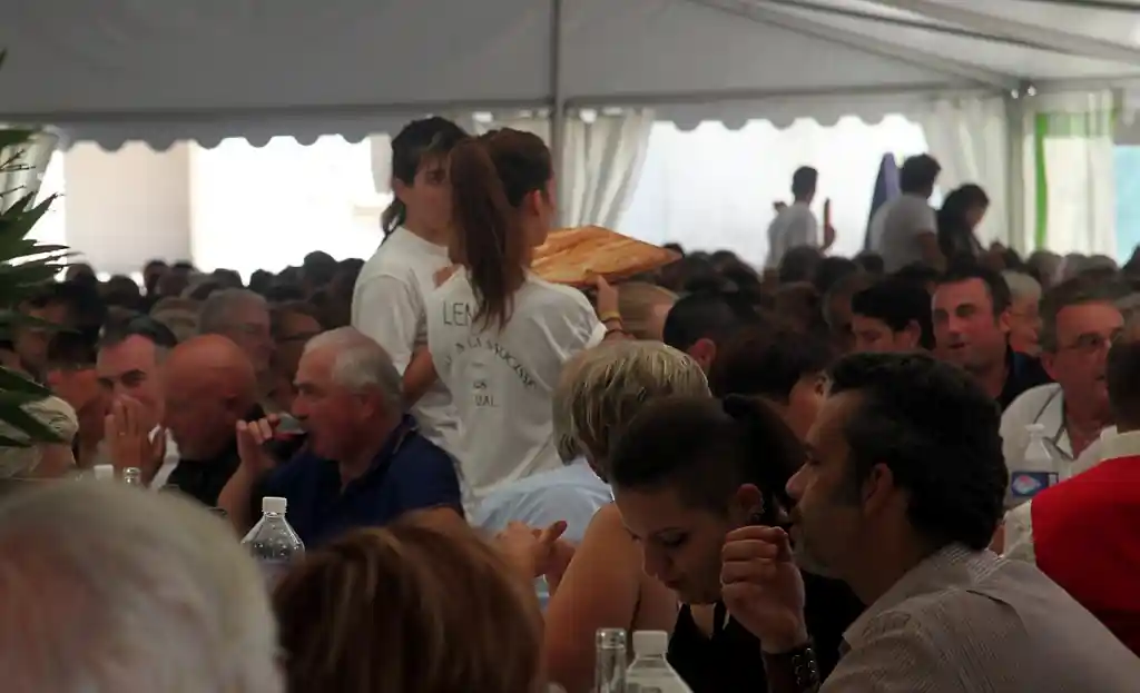 L'un des repas festifs lors de la foire de la saucisse au Val dans le Var (C) Confrérie du Val