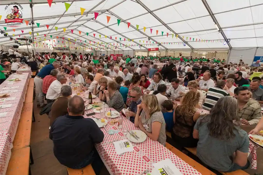 À Krautergersheim, sous le chapiteau, lors de la fête de la choucroute (C) ALAK