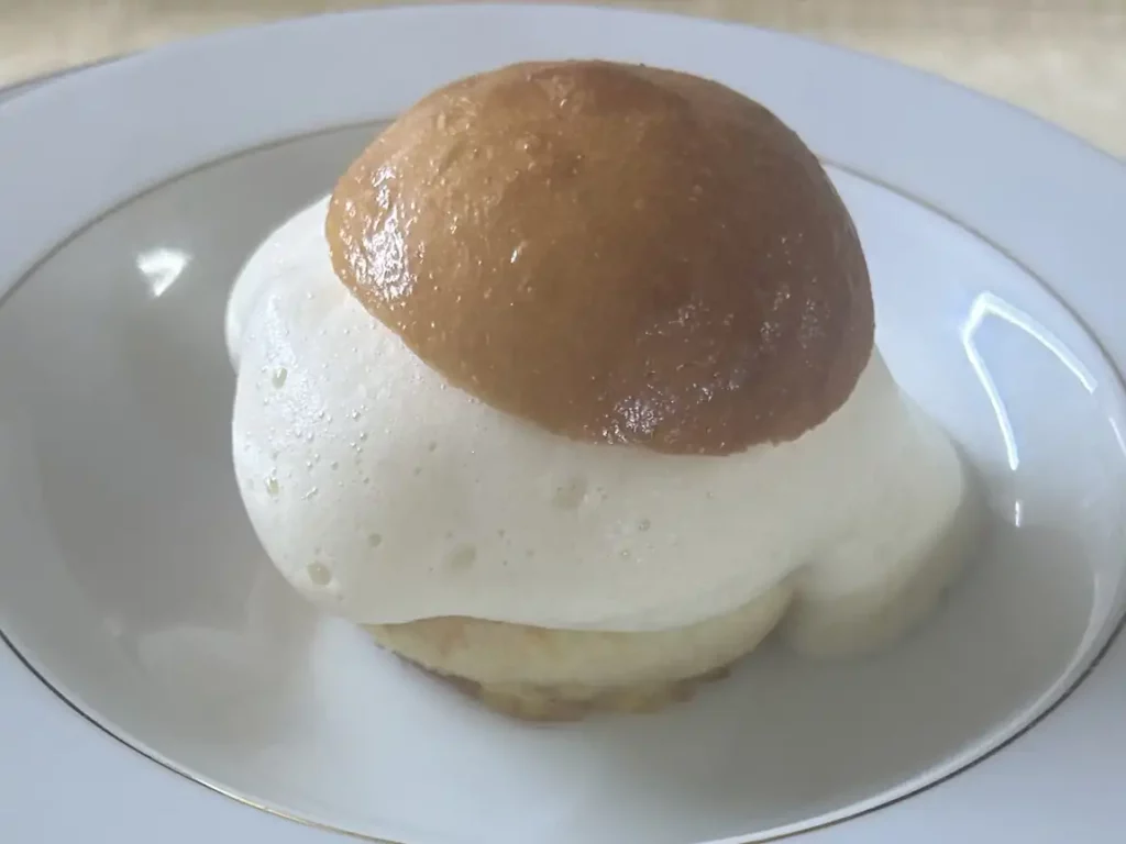 La brioche garnie de saucisse de Morteau, de compote d'aubergines et d'un sabayon au Macvin du Jura