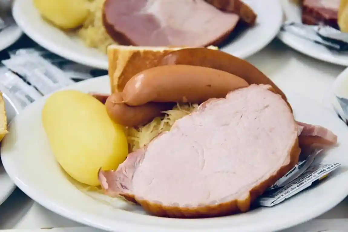 Une assiette de choucroute garnie avec de saucisses