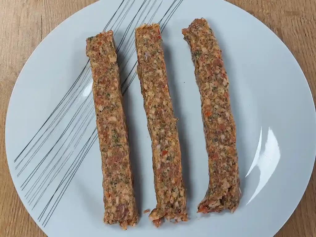 Les saucisses carrées du Puy Saint Bonnet avant cuisson à la plancha (Sébastien Rambaud)