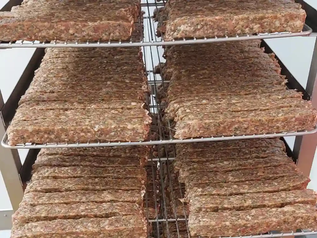 Les saucisses carrées du Puy Saint Bonnet dans la phase de séchage (Sébastien Rambaud)