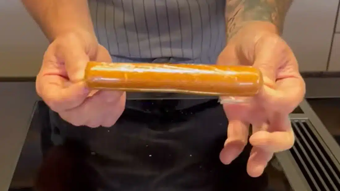 Saucisse maison à la volaille pour hot-dog (C) capture YouTube Norbert Tarayre