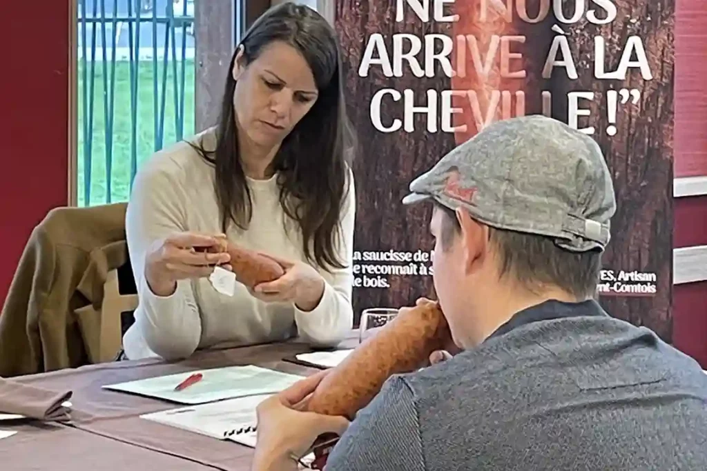 Le jury hume et observe les saucisses avant cuisson (C) A2M