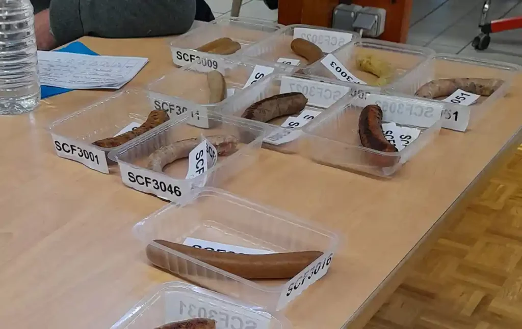 Chaque saucisse en compétition a un code pour les différencier y (C) Michel Pottier