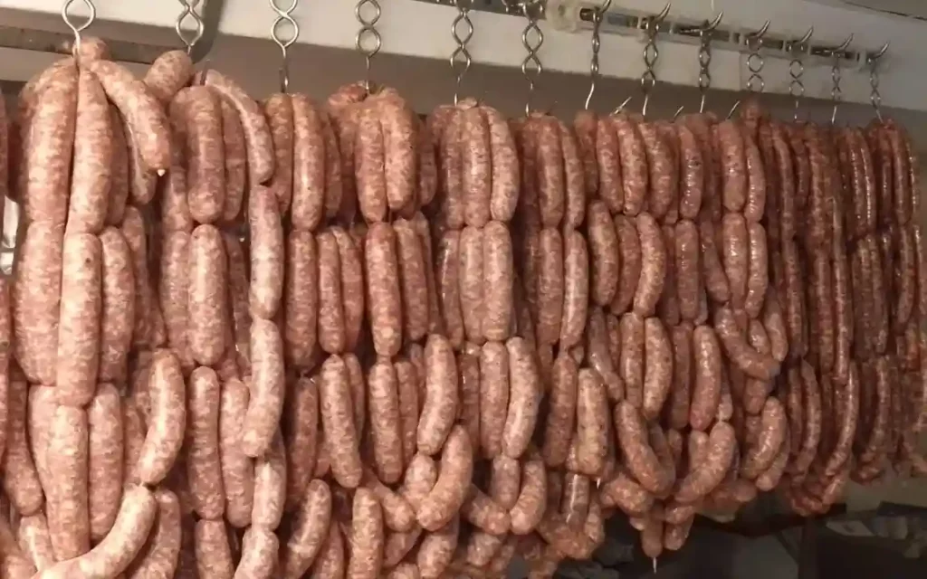 Fabrication des saucisses dans le laboratoire de la boucherie de Franck Héron à Oisseau en Mayenne (C) A.Heron