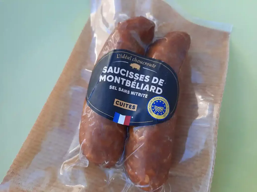 Deux saucisses de Montbéliard pour une choucroute garnie (C) FF