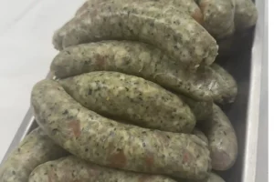 La saucisse cresson saumon chèvre faite par Laurent Sourceau et sacrée Championne d'Europe de la saucisse créative