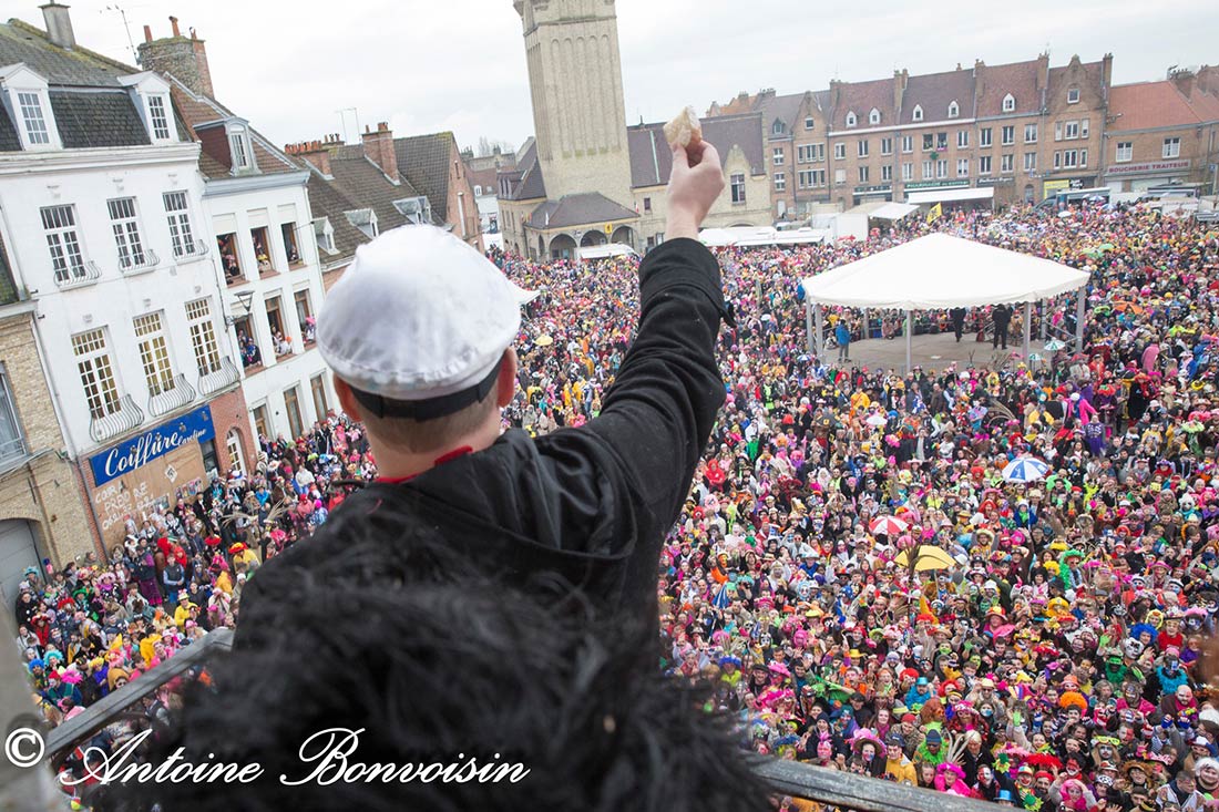 Au carnaval de Bergues, la lancer des tranches de saucisse