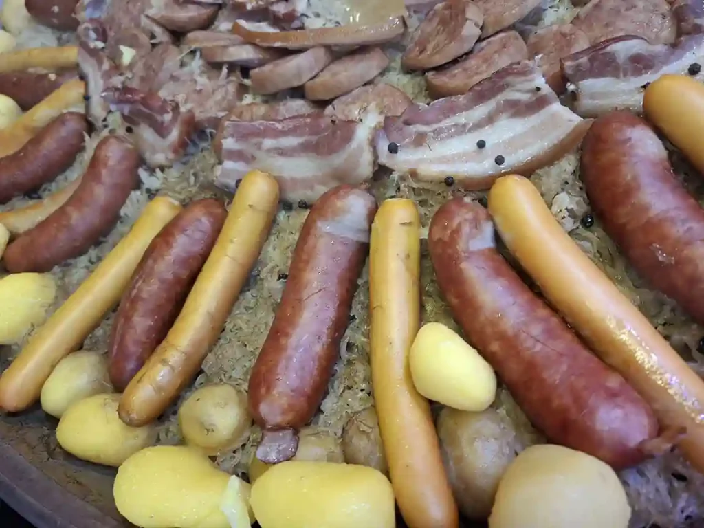 Une choucroute bien garnie en saucisses