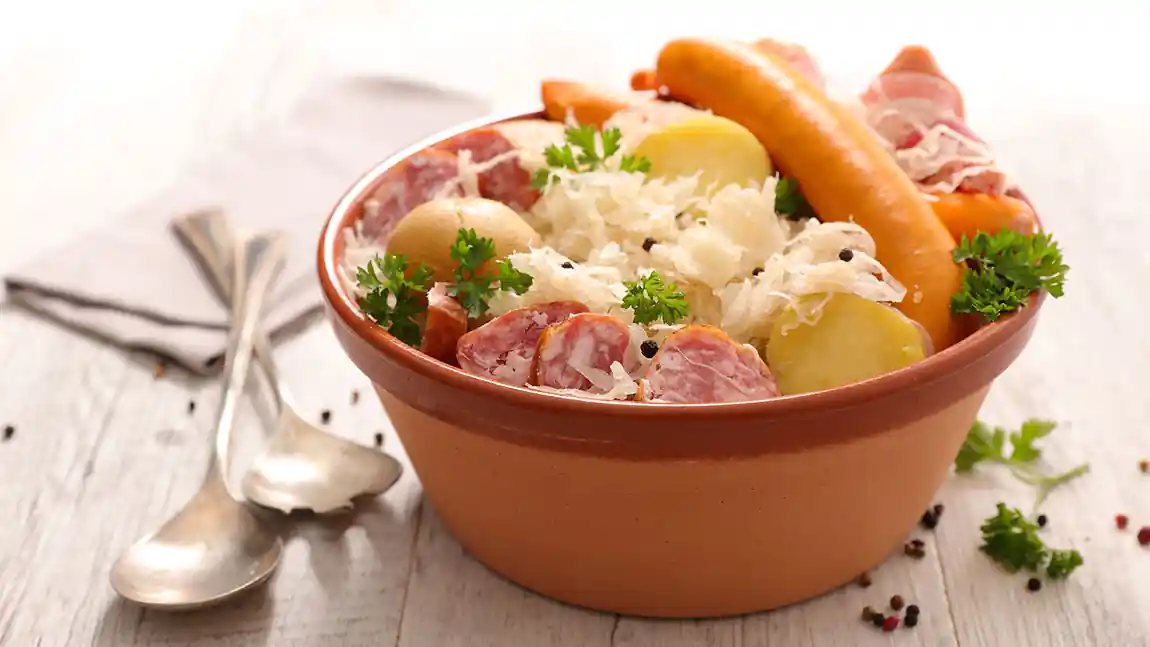 La choucroute garnie et ses saucisses, l'un des plats préférés des français