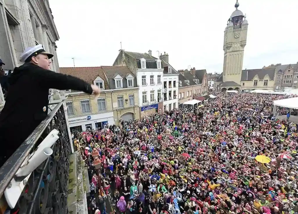 Le lancer des saucisses et fromage de Bergues lors du carnaval de cette commune du Nord