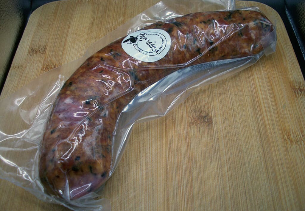 La saucisse ornanaise dans son emballage sous-vide